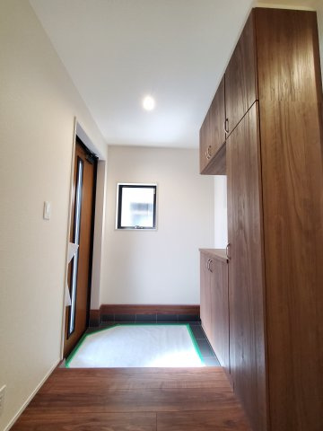八潮市　大曽根　新築戸建　全1棟の外観|シンプルで使いやすい玄関です