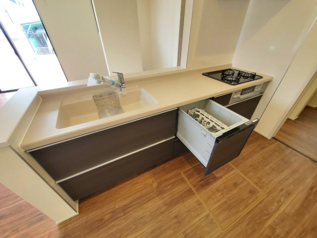 八潮市　大曽根　新築戸建　全1棟のキッチン|食器洗浄機が後片付けをサポート！食事後の家族のくつろぎタイムをゆっくりもてます♪