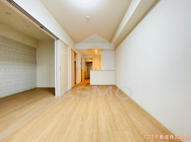 【居間・リビング】 | ATKレジデンスなんば | ※同物件　別間取り　参考写真