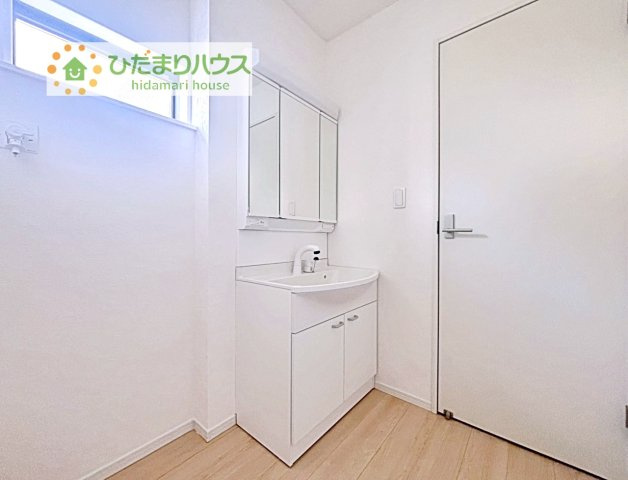 【独立洗面台】 | かすみがうら市下稲吉第15　新築戸建　1号棟 | 三面鏡の大きな鏡は憧れます(^^♪
鏡の後ろは収納となっていて、細かいものでも収納できるのでスッキリと整理できます！