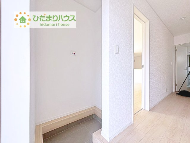 【玄関】 | かすみがうら市下稲吉第15　新築戸建　1号棟 | シューズクロークは、レインコートやベビーカー、ゴルフバッグなど大きな荷物を置けるので、
いつでも玄関を綺麗に保てます(*^-^*)