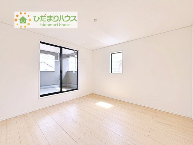 【寝室】 | かすみがうら市下稲吉第15　新築戸建　1号棟 | バルコニーに面していて、たっぷり光りの入る明るい主寝室です！