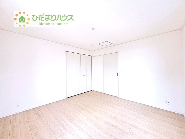 【寝室】 | かすみがうら市下稲吉第15　新築戸建　1号棟 | 広めの主寝室は、ベッドの他にもパソコンデスクやドレッサーなども置けちゃいます(*^-^*)