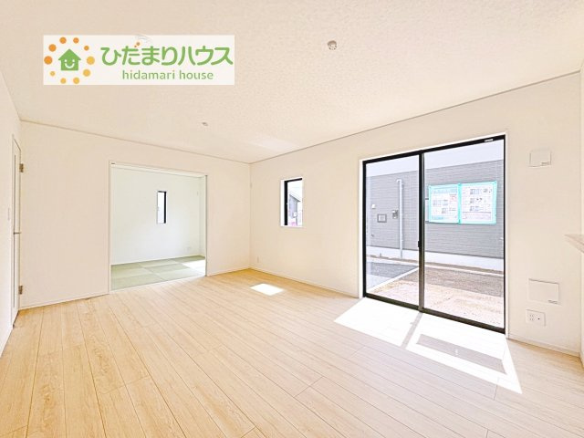【居間・リビング】 | かすみがうら市下稲吉第15　新築戸建　1号棟 | リビングの大きな窓からは、暖かな日の光が降り注ぎます・・・