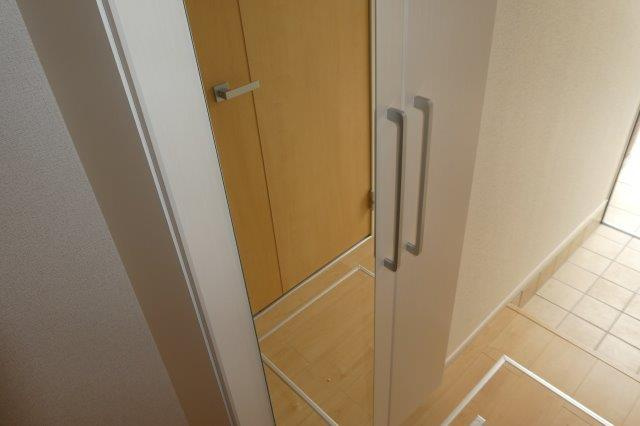 エトワールポレールⅥの玄関|全身鏡
