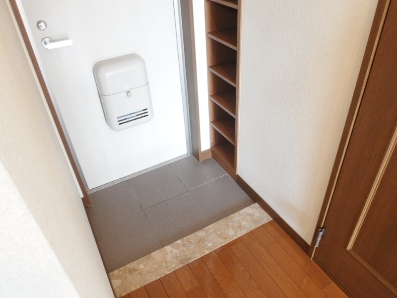 ハートヒルズ稲熊の玄関