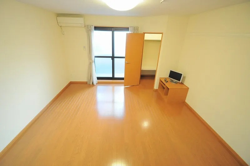 レオパレスアベニューⅡの居間・リビング|※１階のみフローリングとなります