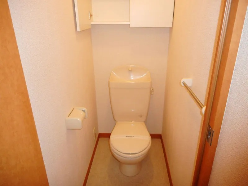 レオパレスアベニューⅡのトイレ|※１階のみフローリングとなります