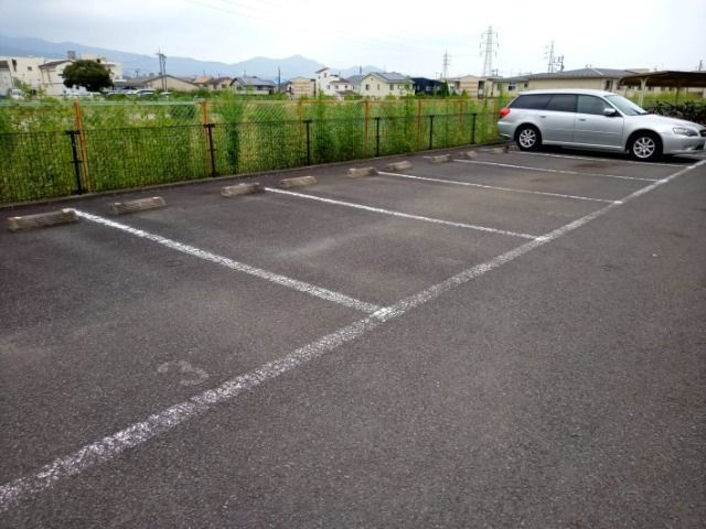 レオパレスアベニューⅡの駐車場