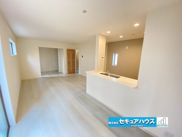 【同施工物件ご案内可】名古屋市南区鳥栖1丁目　全3棟の居間・リビング|【LDKイメージ】
 ◆家族揃ってリビングで過ごすお休みの日が、楽しみになる場所となることでしょう。 対面式のオープンキッチンは、家事をしながら家族の様子が一目でわかる安心＆便利設備♪