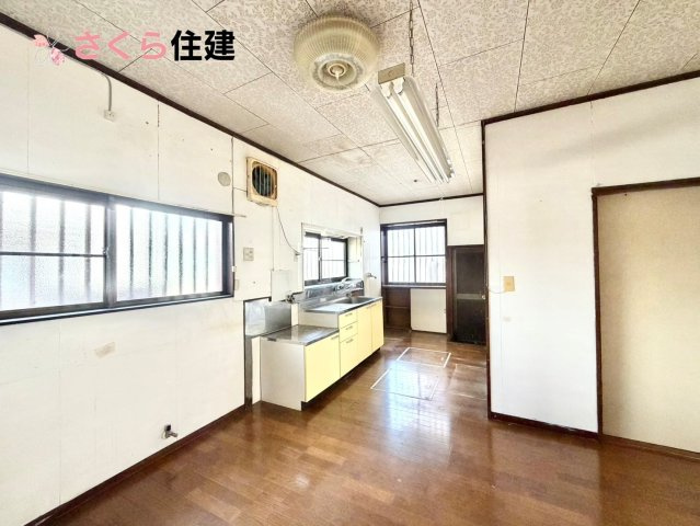 野木町丸林　中古戸建のキッチン|ダイニングテーブルも置けるくらいな広さがあります。