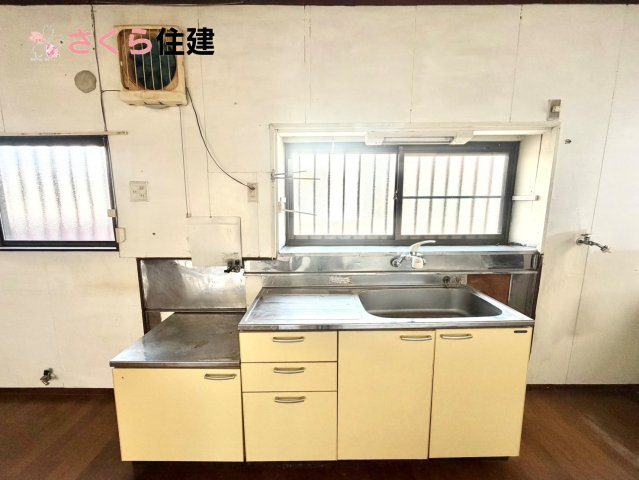 野木町丸林　中古戸建のキッチン|シンクの下にもたくさん収納ができます。