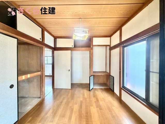 野木町丸林　中古戸建の洋室|1階の洋室です。収納スペースあります。