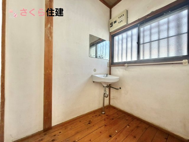 野木町丸林　中古戸建の洗面所|小窓付きの洗面所は明るく、換気もしやすいのでカビ防止防止にもうれしいです。
