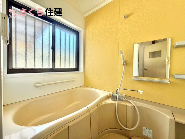 野木町丸林　中古戸建の浴室|壁に手すり付きでお子様からお年寄りまで安心！