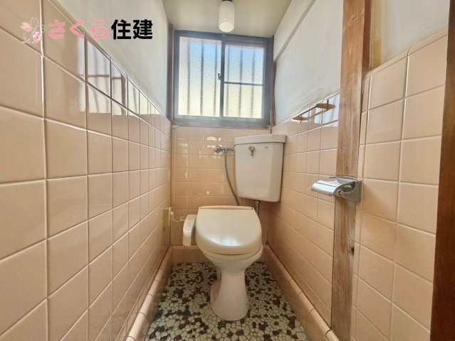 野木町丸林　中古戸建のトイレ|においのこもりやすいトイレに小窓があると換気しやすくて便利