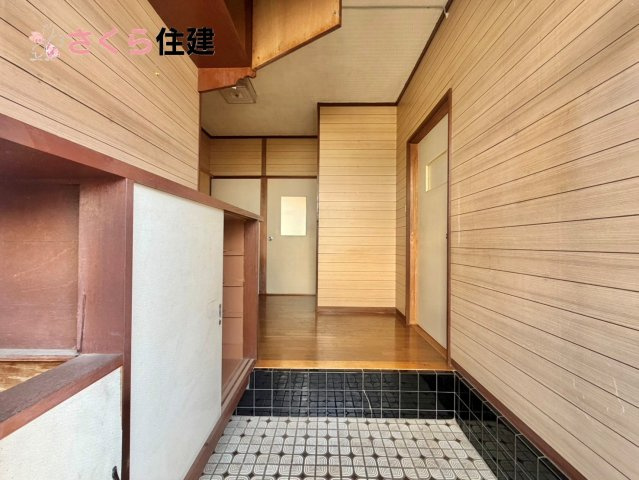 野木町丸林　中古戸建の玄関|玄関ホールは縦に抜ける視線が心地よく、コンパクトながらも開放感！