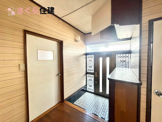 野木町丸林　中古戸建の玄関|広々スペース！シューズボックスあります。