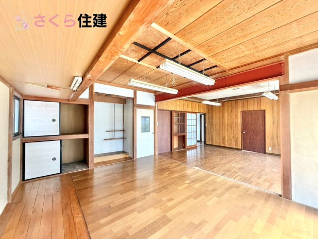 野木町丸林　中古戸建の居間・リビング|広々居間・リビング！解放感たっぷりです。