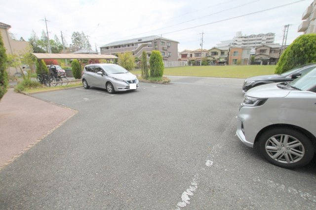 グランメゾン森和の駐車場