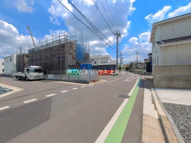 上尾市瓦葺　新築戸建　ブルーミング02の前面道路含む現地写真
