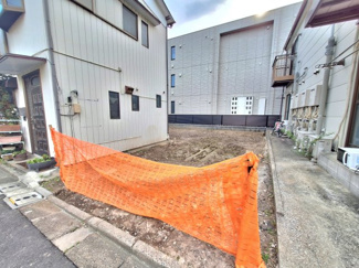 【前面道路含む現地写真】 | 新規公開！建物面積100㎡超の４LDK＋P！LDK19.5帖、玄関にはシューズインクローゼット、主寝室にはウォークインクローゼット付♪南面バルコニーの温かい陽射しが射し込む新築戸建です。