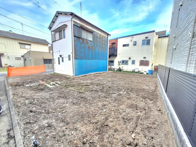 【外観】 | 葛飾区小菅3丁目　新築戸建 | 新規公開！建物面積100㎡超の４LDK＋P！LDK19.5帖、玄関にはシューズインクローゼット、主寝室にはウォークインクローゼット付♪南面バルコニーの温かい陽射しが射し込む新築戸建です。