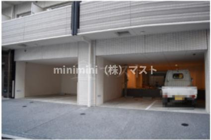 レジュールアッシュ難波ＭＩＮＡＭＩ　Ⅱの駐車場