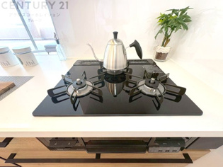 多数の調理器具を同時に使用でき、料理の効率化が可能。省エネで節約になり、様々な料理スタイルに適応できます。また、火力調整が独立しており、手入れや掃除もしやすく、今よりもっとお料理が楽しくなるかも。