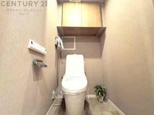 温水洗浄便座付トイレは温水洗浄機能により、暖かい水でおしりを洗浄することができ、冷たい水を使う従来の便座に比べ、温水洗浄機能で暖かいトイレを提供し、快適な使用を可能にします。