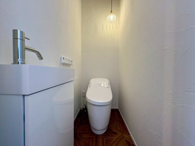 南国市大そね甲B号地　平屋新築一戸建てのトイレ|デザイン性の高い手洗い付きトイレ。落ち着きある上質な空間