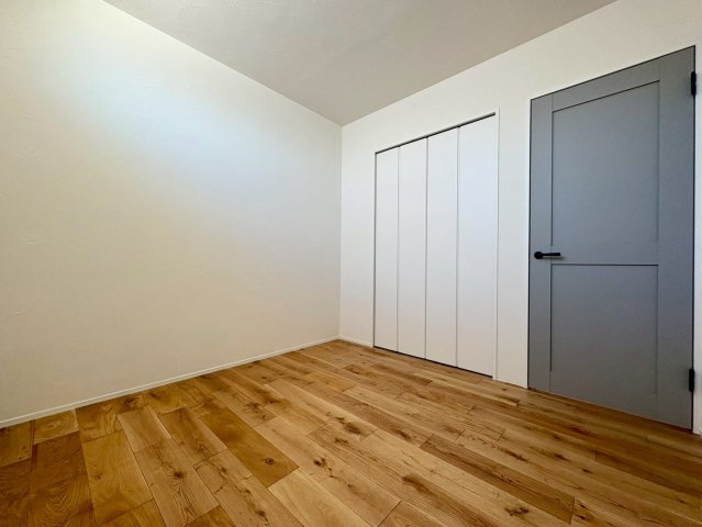 南国市大そね甲B号地　平屋新築一戸建ての洋室|シンプルで使いやすい洋室。大容量クローゼット付きで収納も安心