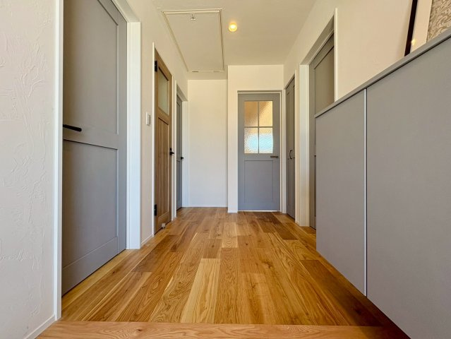 南国市大そね甲B号地　平屋新築一戸建ての玄関|回遊しやすい玄関ホール。各部屋へスムーズにつながる快適動線