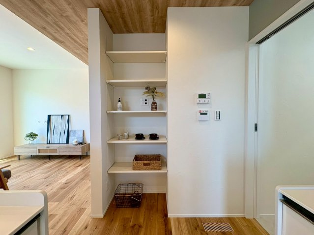 南国市大そね甲B号地　平屋新築一戸建ての収納|見せる収納が映える可動棚。暮らしに便利な使い勝手の良いスペース