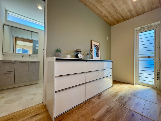 南国市大そね甲B号地　平屋新築一戸建ての収納|キッチン横の収納スペース。家事動線が良く使い勝手の良い設計