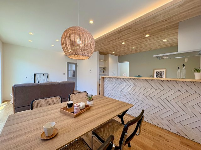 南国市大そね甲B号地　平屋新築一戸建ての居間・リビング|間接照明が優しく包む、癒しのリビング。木の温もりを感じる空間