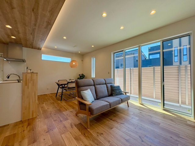 南国市大そね甲B号地　平屋新築一戸建ての居間・リビング|木の温もりと光が心地よいLDK。大開口で開放感たっぷりの暮らし