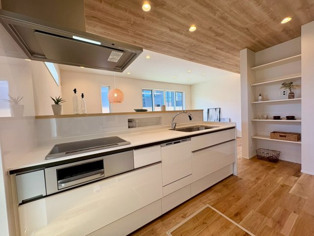 南国市大そね甲B号地　平屋新築一戸建てのキッチン|ヘリンボーンタイルが主役。カフェのようなキッチン