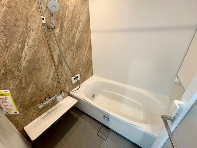 南国市大そね甲B号地　平屋新築一戸建ての浴室|落ち着きあるアクセントパネルの浴室。ゆったり寛げる快適バスタイム