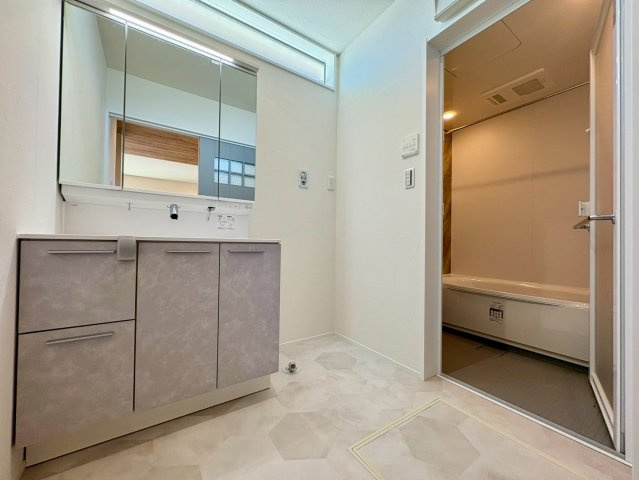 南国市大そね甲B号地　平屋新築一戸建ての独立洗面台|洗面室から浴室へスムーズ動線。使い勝手の良い明るい水回り空間

