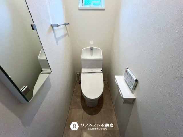 東大阪市御厨南2丁目中古戸建のトイレ|鏡付きの収納棚◎
