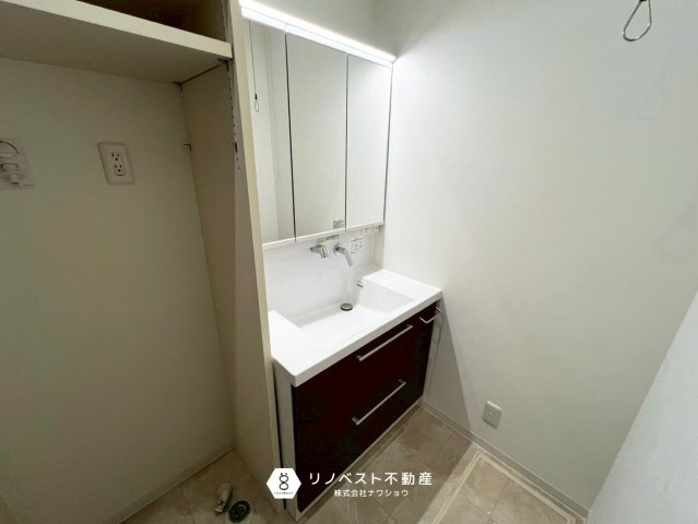 東大阪市御厨南2丁目中古戸建の独立洗面台|三面鏡付独立洗面台で朝の身支度がスムーズに！