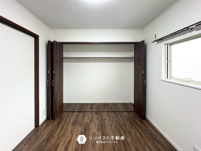 東大阪市御厨南2丁目中古戸建の収納|キャリーケースなども収納できそうな奥行きのあるクローゼットです！
