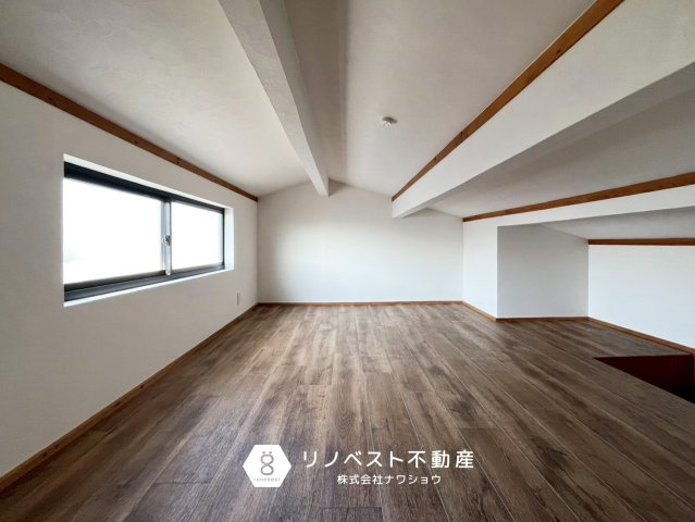 東大阪市稲田本町2丁目の収納|日当りの良い屋根裏収納。
クローゼットに収まりきらない洋服や、家電などの大きな荷物の収納も楽々♪