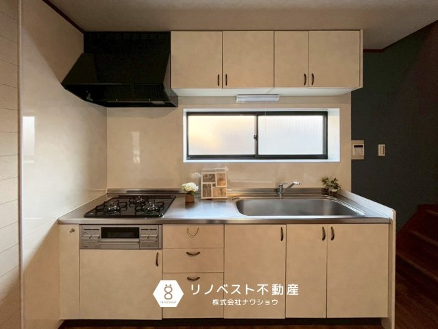 東大阪市稲田本町2丁目のキッチン|グリル付き3口システムキッチン。
収納もたっぷりで、換気もできる小窓付きも嬉しいポイントです◎