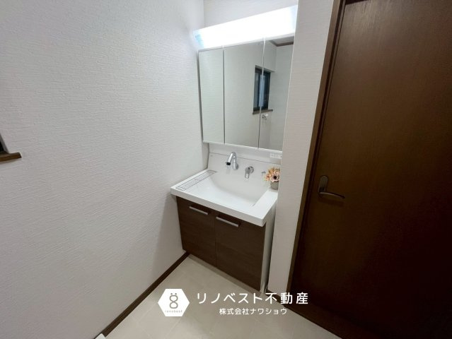 東大阪市稲田本町2丁目の独立洗面台|三面鏡付き独立洗面台。
内装のデザインに溶け込む、ナチュラルな仕様です◎