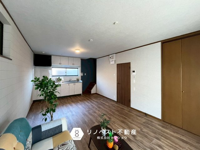 東大阪市稲田本町2丁目の居間・リビング|リビング階段なので、帰宅後の家族間のコミュニケーショも増えますね♪
大容量の収納は、お子様のおもちゃや日用品の収納に役立ちます◎