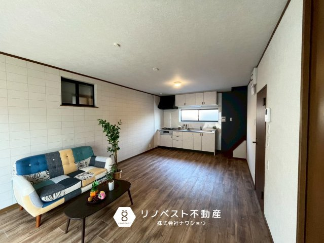 東大阪市稲田本町2丁目の居間・リビング|ベランダに面しているので、気候の良い日は窓を開けて換気もしっかりできます◎
