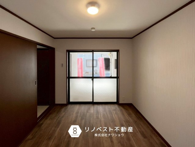 東大阪市稲田本町2丁目の洋室|約5.2帖の１階洋室。
車の荷物をそのまま運び込める、掃き出し窓が便利です♪