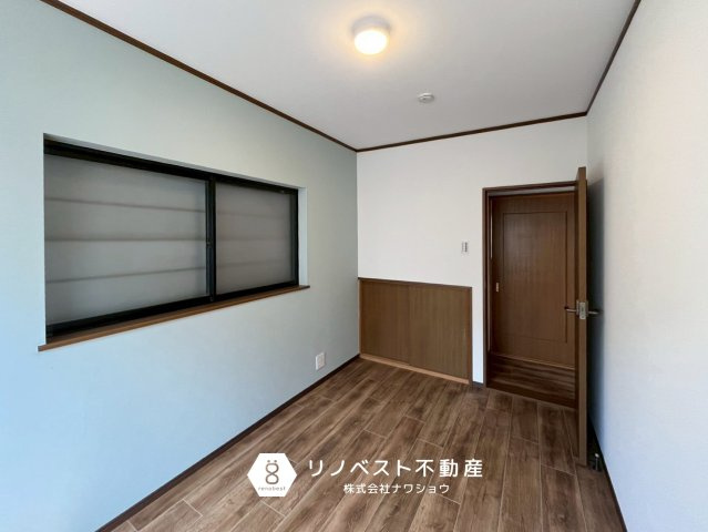 東大阪市稲田本町2丁目の洋室|約5帖の3階洋室。
お子様部屋におすすめ♪足元のコンパクトな収納が便利◎